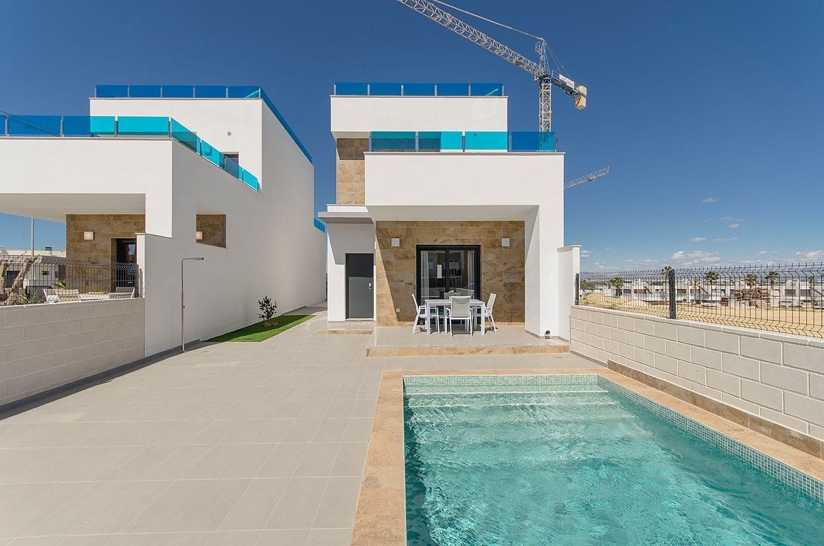 Chalet moderno con vistas al mar y a la montaña en Polop
