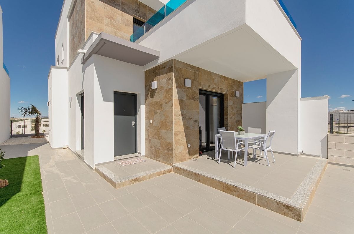 Chalet moderno con vistas al mar y a la montaña en Polop