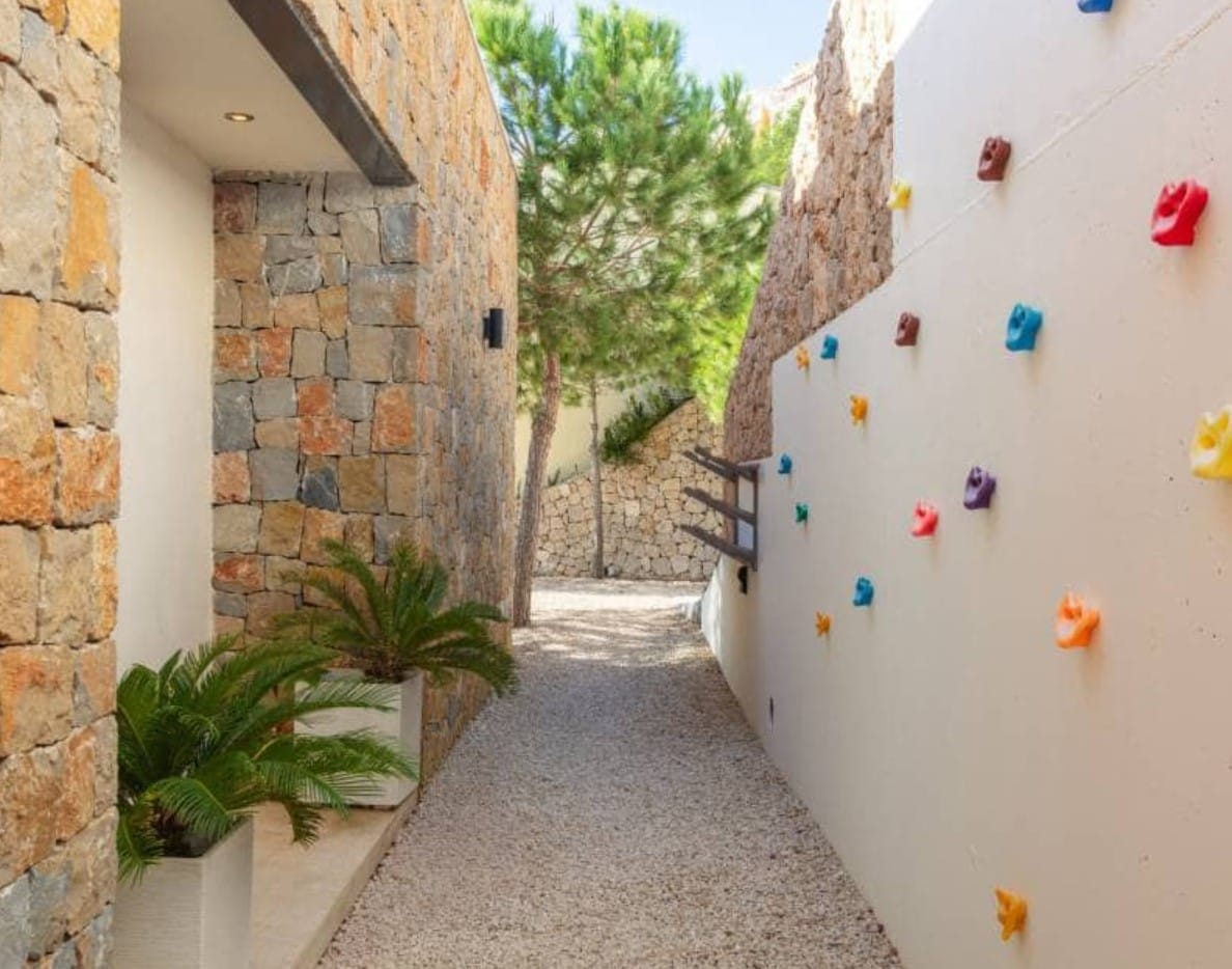 Villa de lujo con vistas panorámicas al mar en Moraira – diseño moderno, piscina climatizada