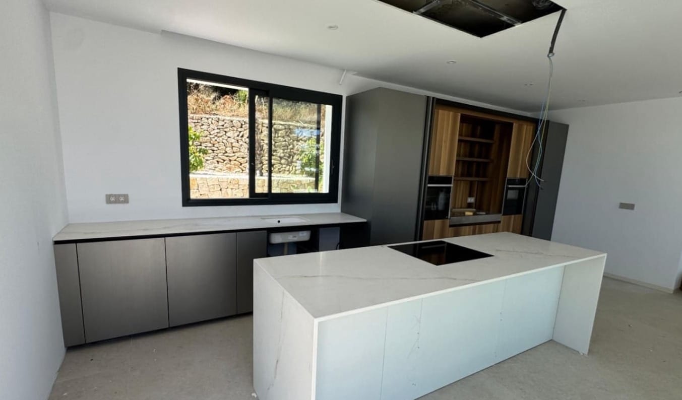 LUXE VILLA OP LOOPAFSTAND VAN HET STRAND IN BENISSA
