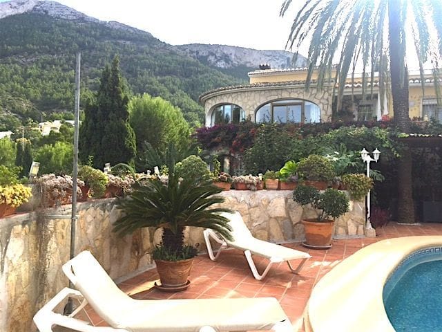 Chalet independiente en venta en Denia