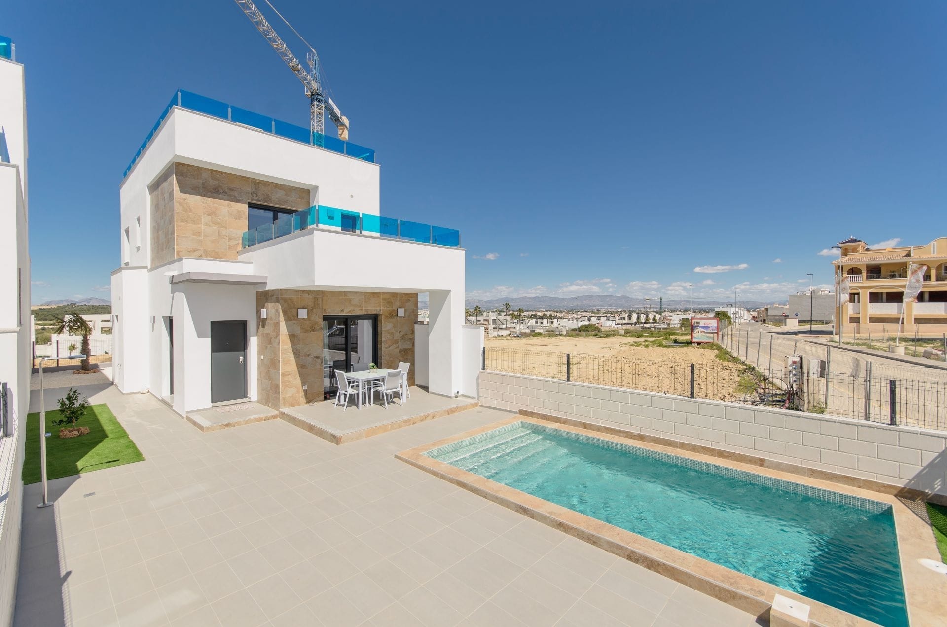 Chalet moderno con vistas al mar y a la montaña en Polop