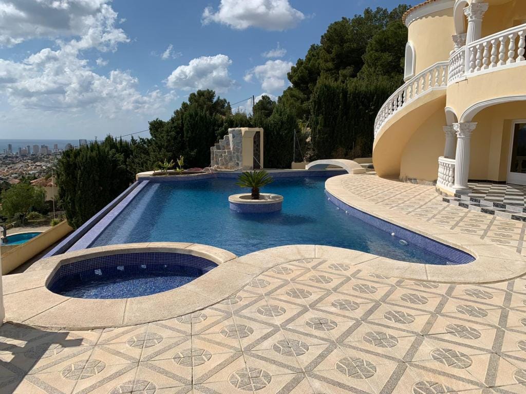 VILLA CON IMPRESIONANTES VISTAS AL MAR Y A LA COSTA