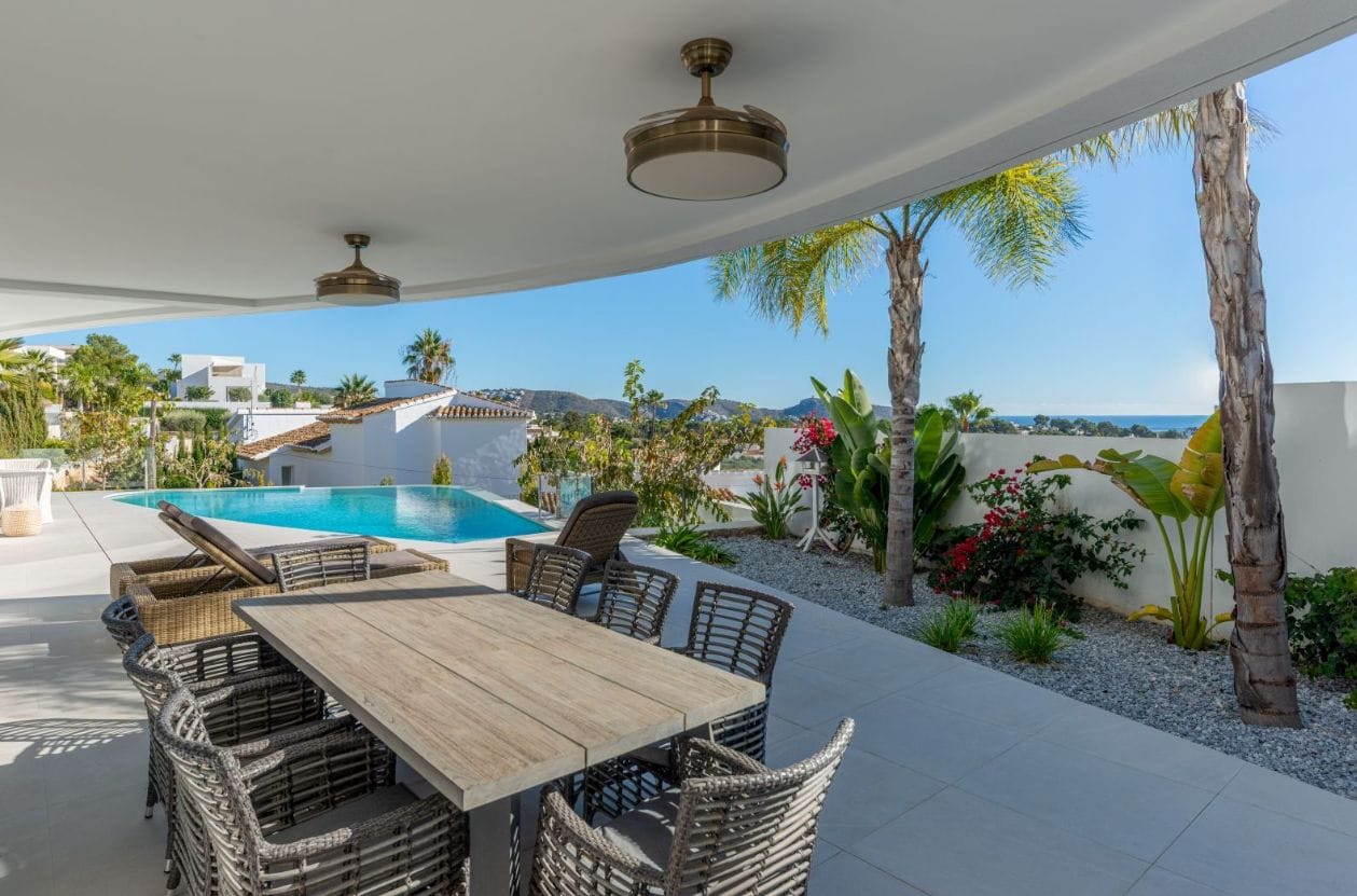 Espectacular villa de nueva construcción con vistas panorámicas al mar en Moraira