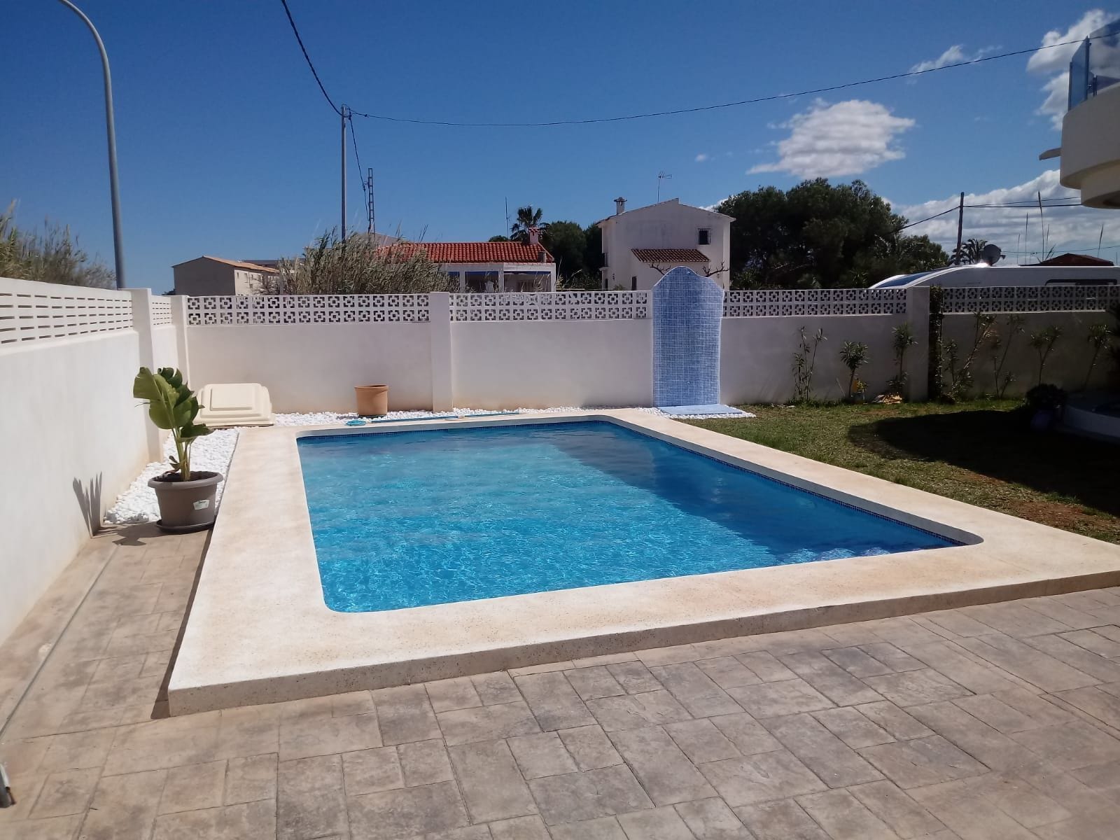 PRECIOSA VILLA MODERNA JUNTO AL MAR