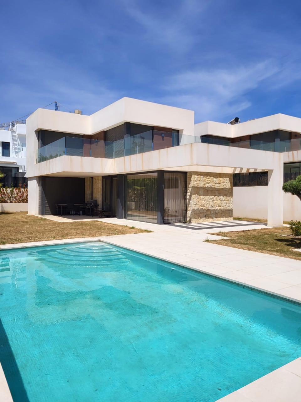 Villa a la venta con 4 habitaciones y piscina en Finestrat, Sierra Cortina