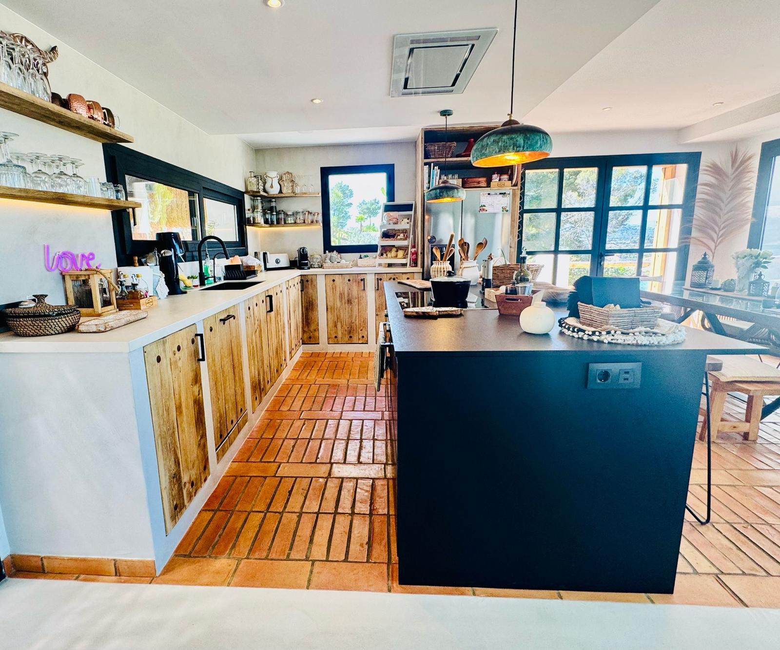 Exclusiva villa moderna en Jávea con vistas al mar y al Montgó