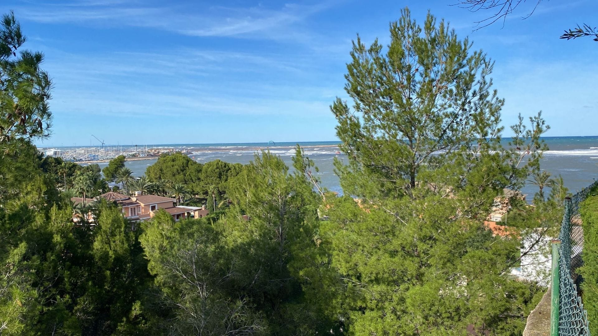 Parcela con proyecto y licencia en Denia