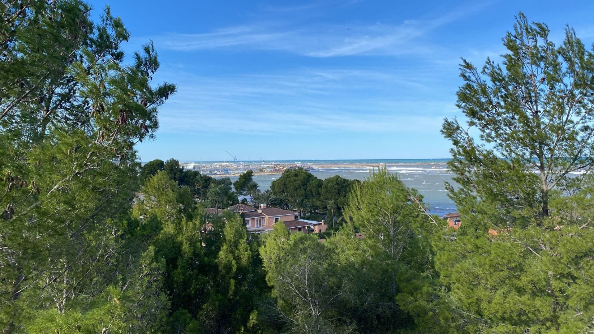 Parcela con proyecto y licencia en Denia