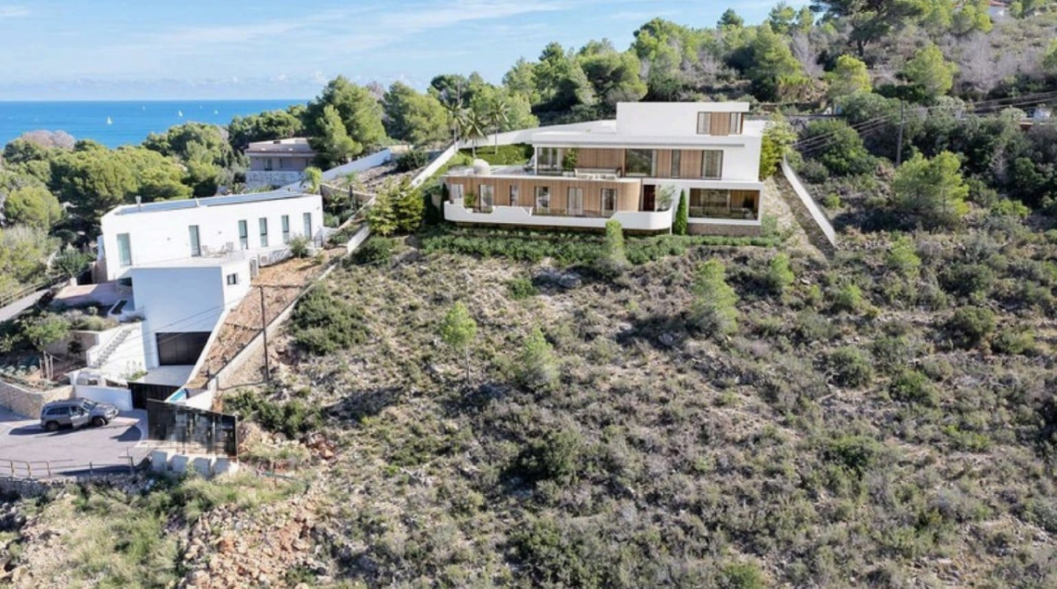 Luxury modern villa in Las Rotas, Dénia - 5 suites, indoor spa, cinema, and sea and Montgó views.