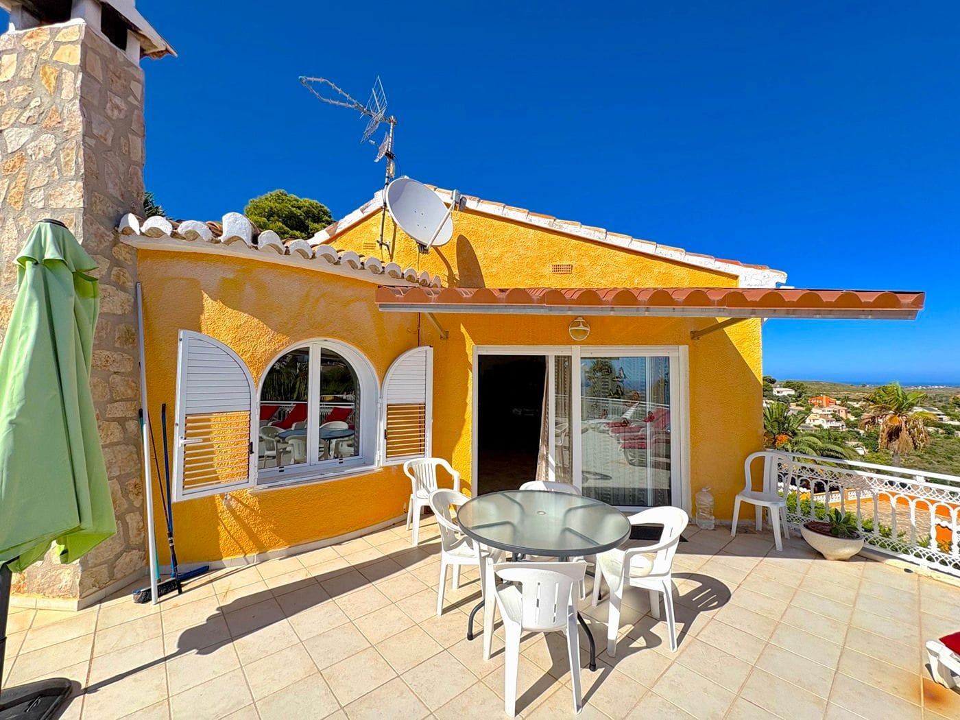 Villa met garage, privézwembad en uitzicht op zee
