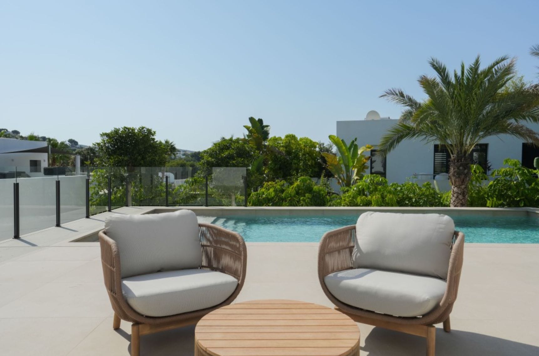 Villa ibicenca de obra nueva con vistas al mar en Moraira