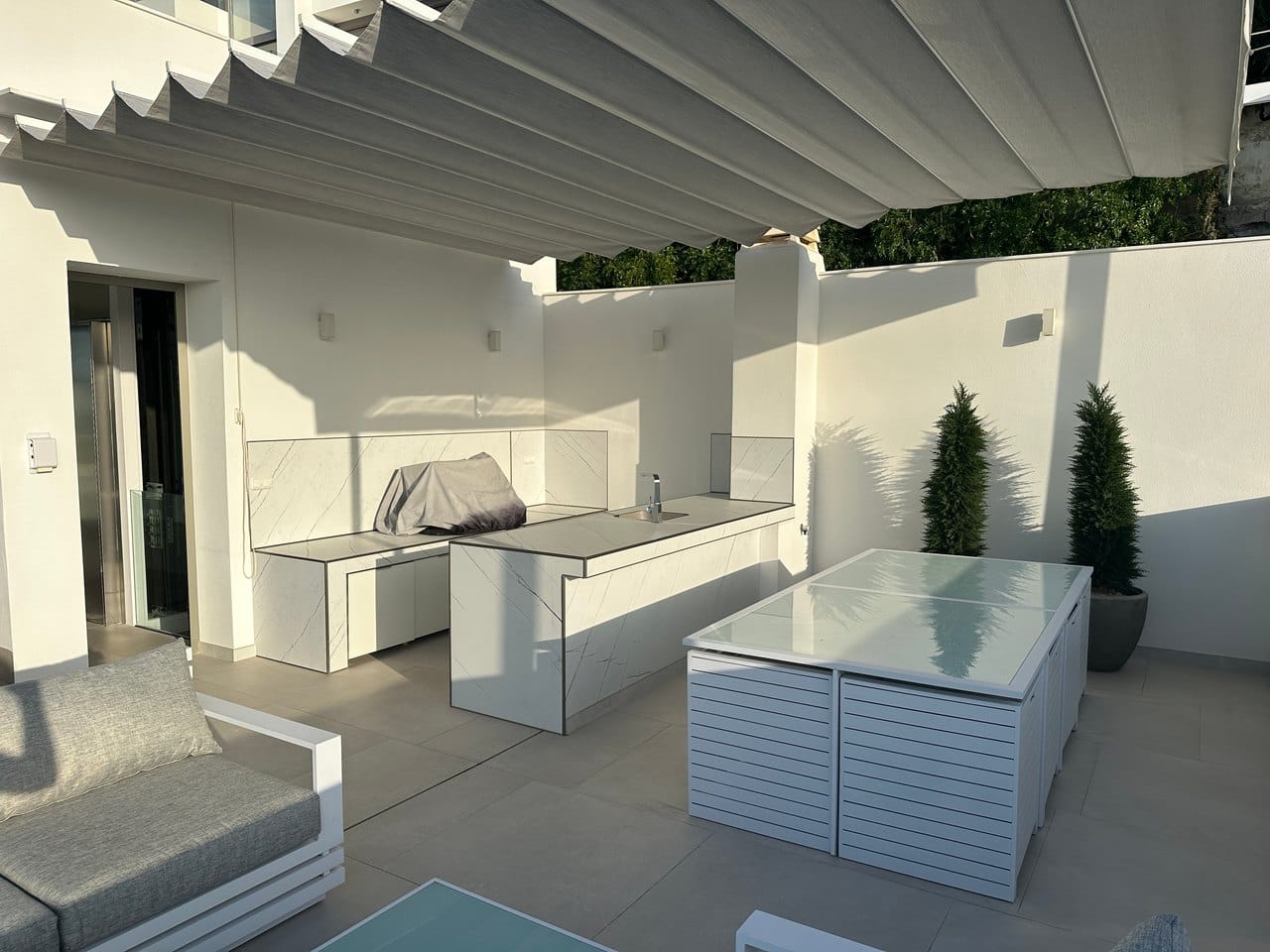 Espectacular villa de lujo con vistas al mar en Moraira, terrazas panorámicas, piscina infinity y azotea wellness
