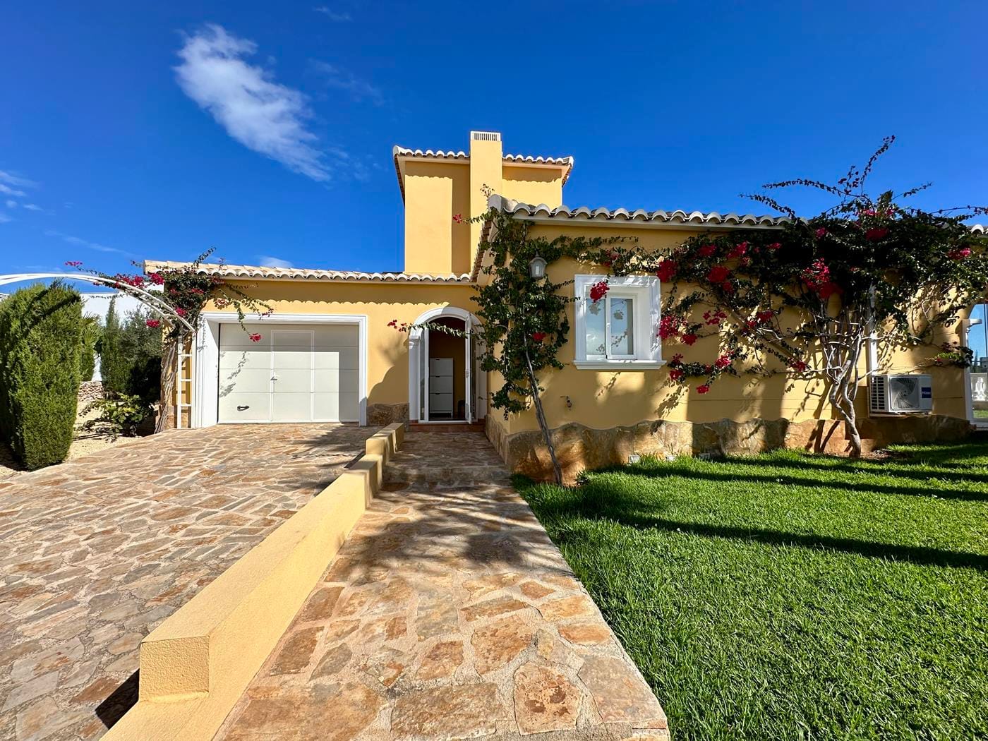 Villa con jardín, piscina privada y vistas al mar en Cumbre del Sol