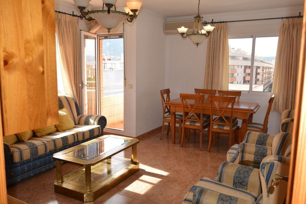 Bel appartement en duplex très bien distribué avec de belles vues sur la mer et le Montgo,