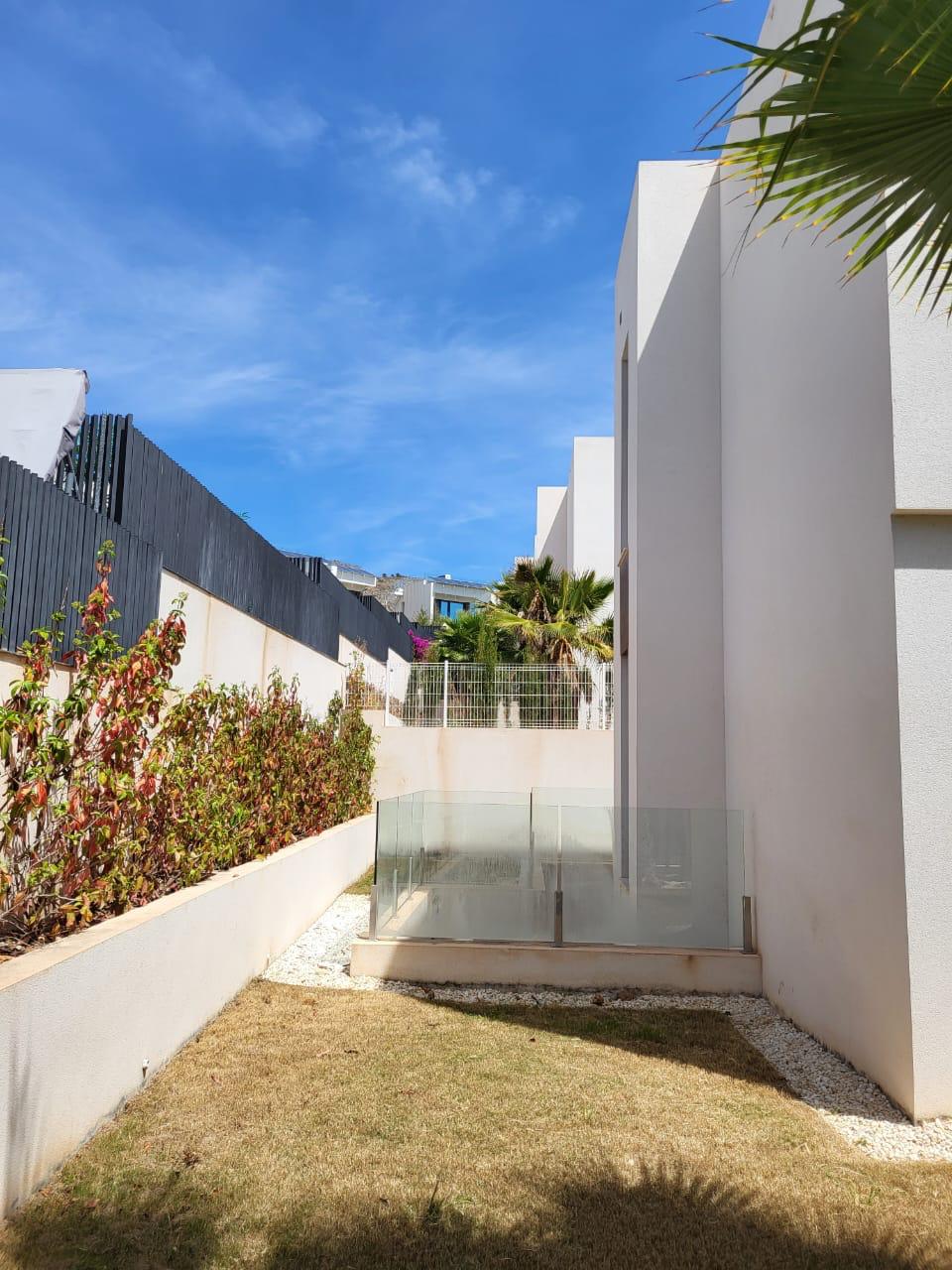 Villa a la venta con 4 habitaciones y piscina en Finestrat, Sierra Cortina