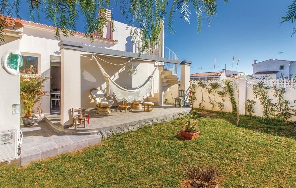 PRECIOSA VILLA MODERNA JUNTO AL MAR