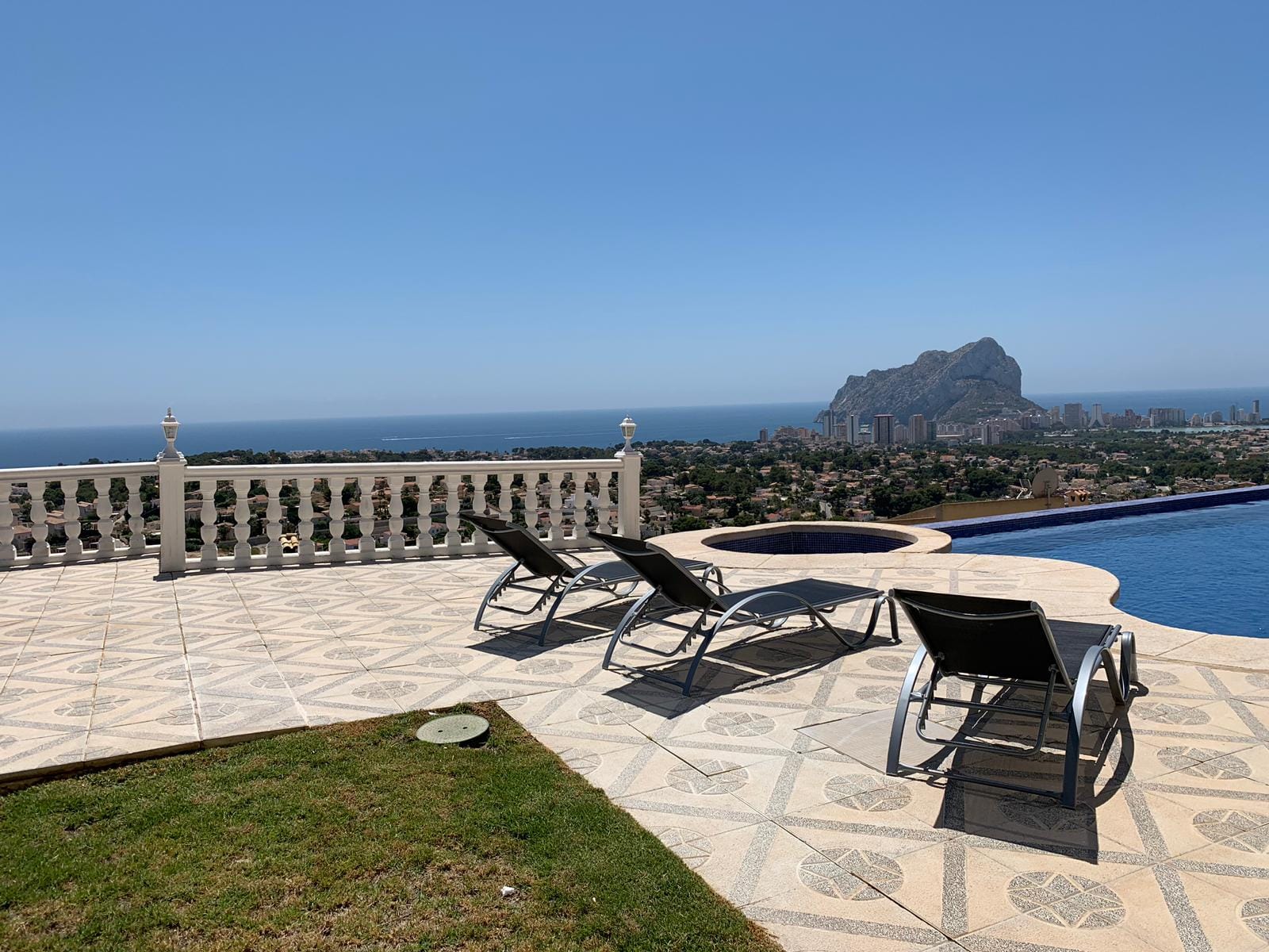VILLA CON IMPRESIONANTES VISTAS AL MAR Y A LA COSTA