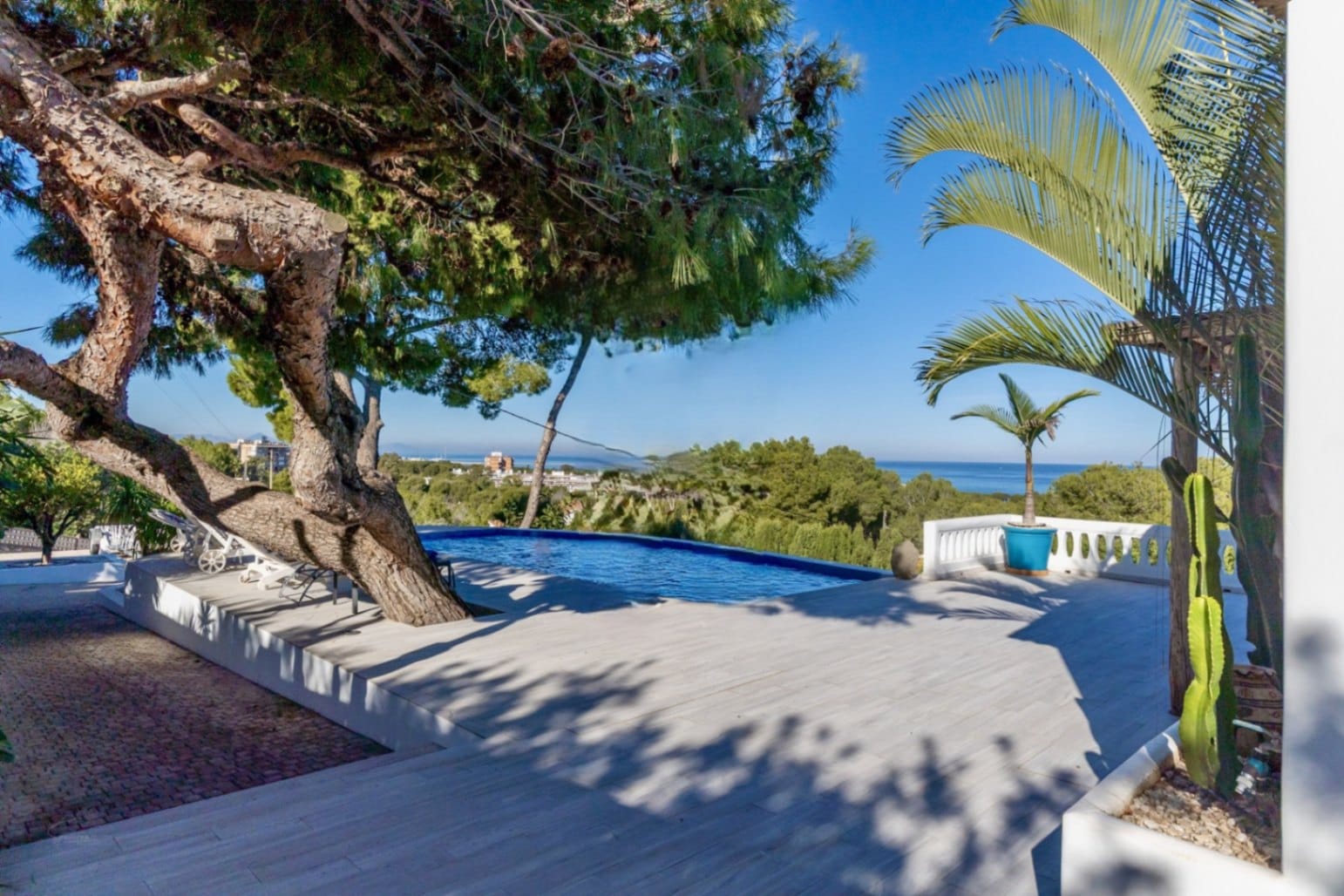 Excepcional villa de 3 dormitorios y piscina y vistas al mar en Denia