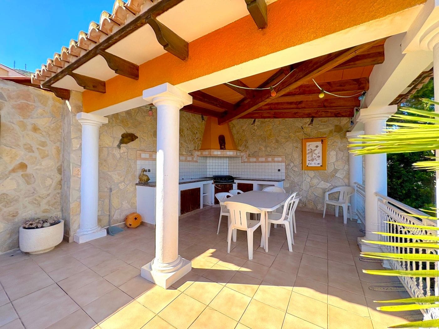Villa met garage, privézwembad en uitzicht op zee