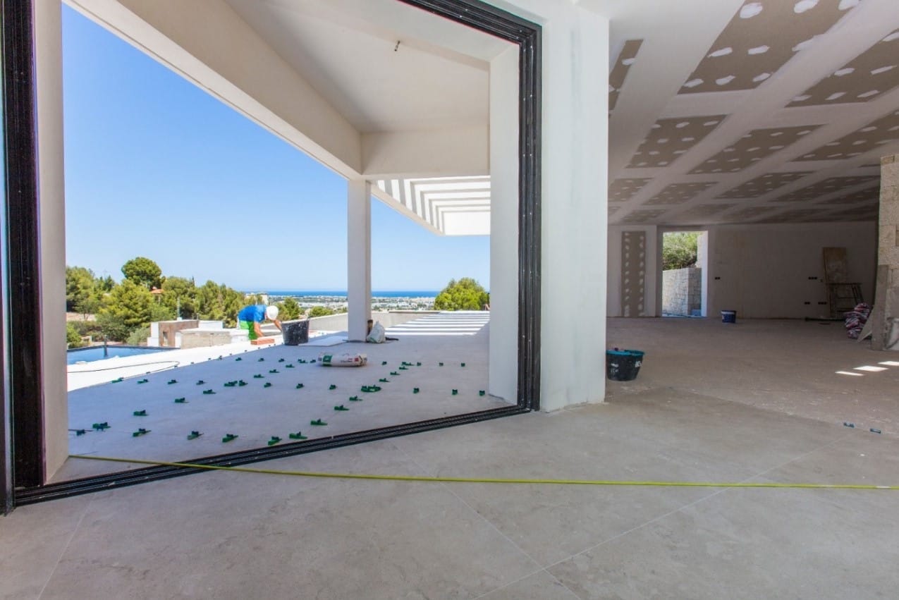Villa Moderna en Construcción con Vistas al Mar en Dénia