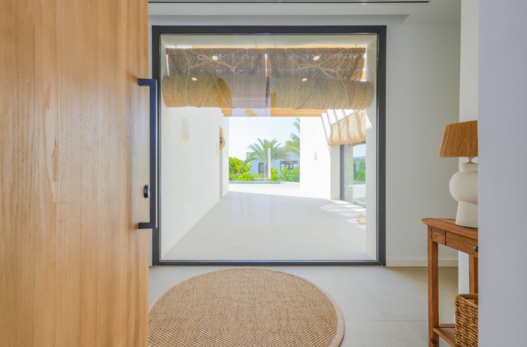 Villa ibicenca de obra nueva con vistas al mar en Moraira