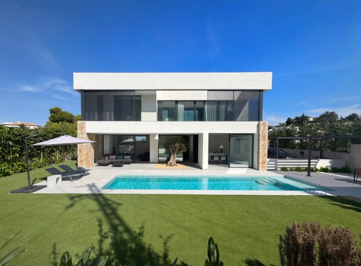 Modern chalet in Denia, energy efficiency A.