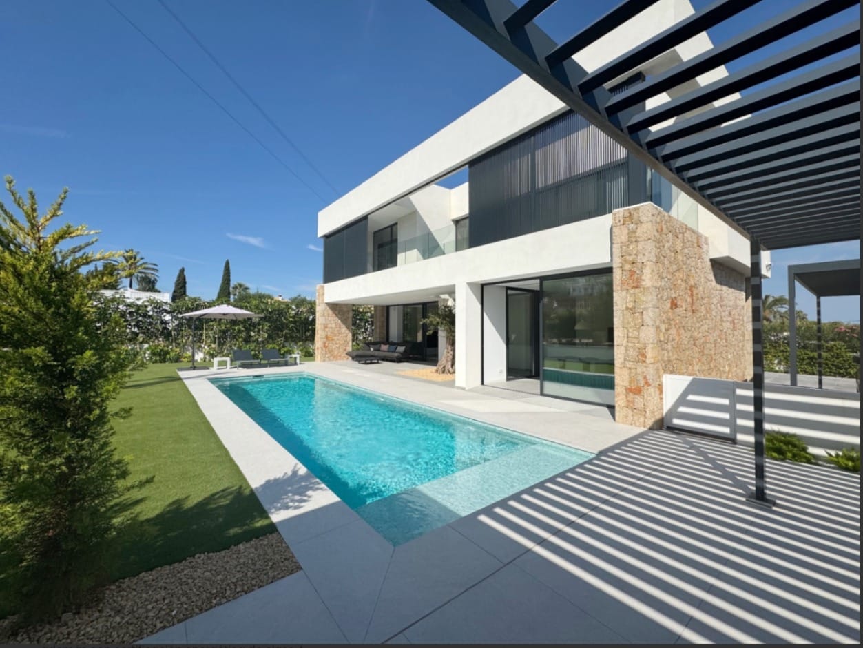 Modern chalet in Denia, energy efficiency A.