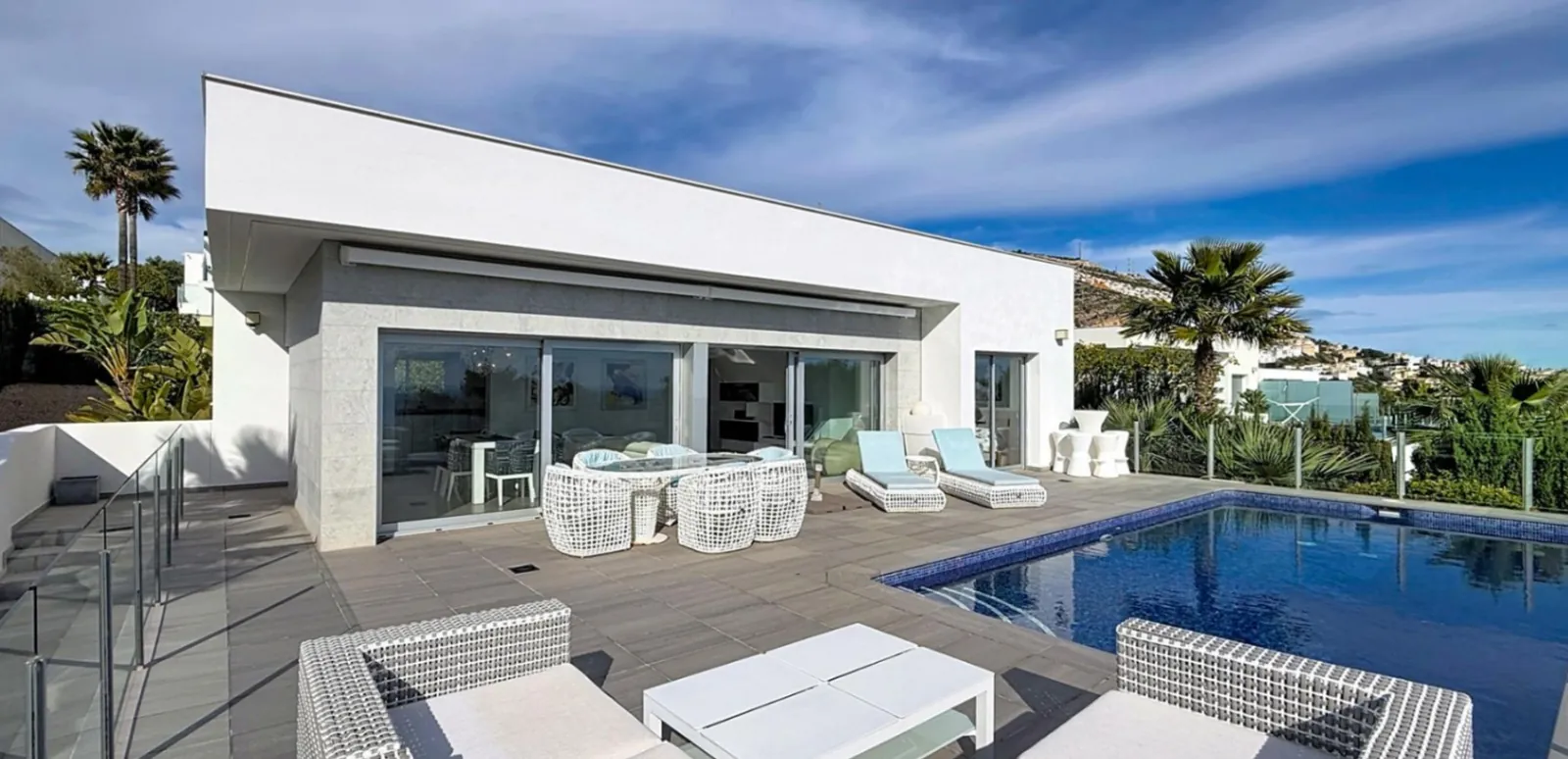 Villa moderna de lujo con vistas panorámicas al mar en zona residencial de Moraira