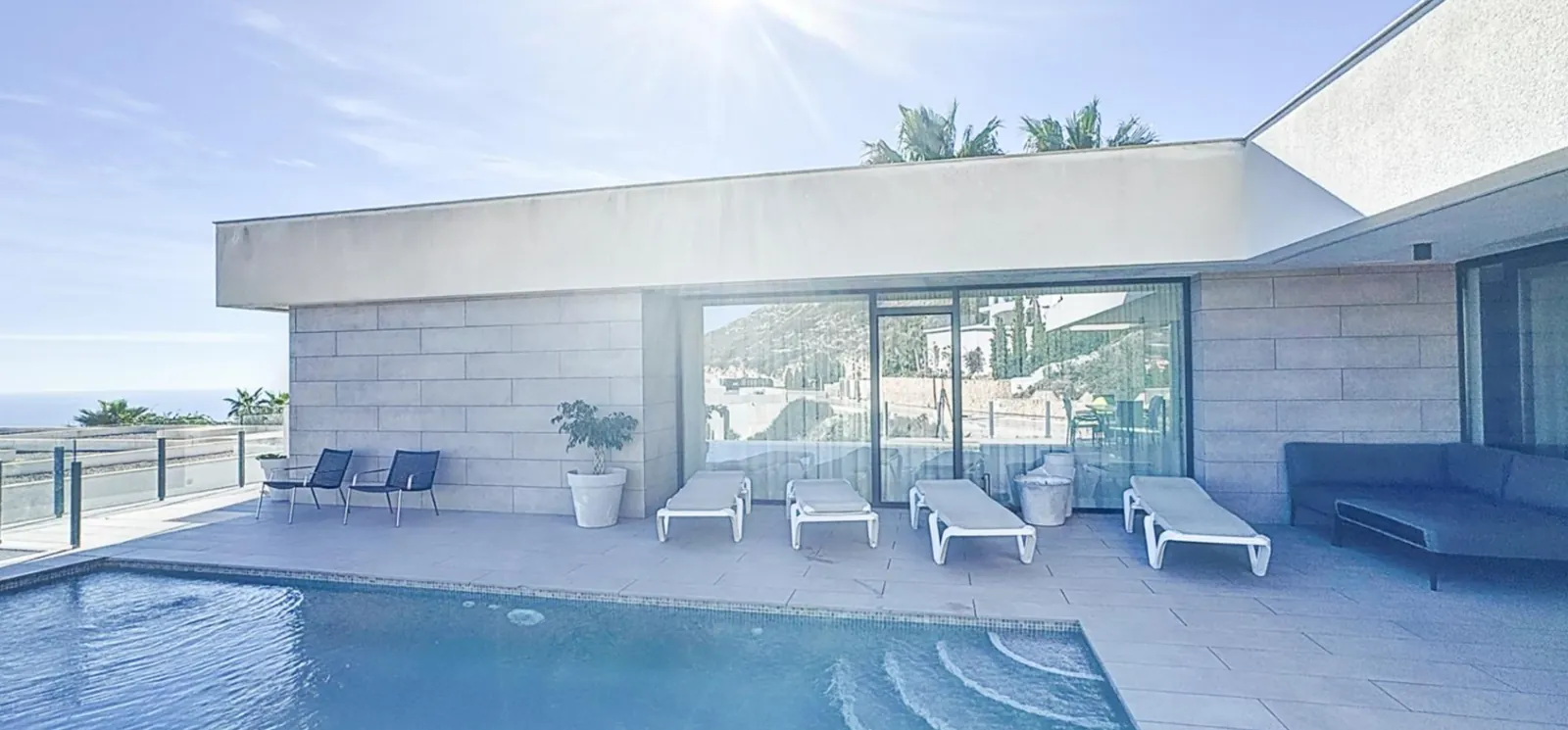 Villa moderna con vistas panorámicas al mar en zona residencial de Moraira