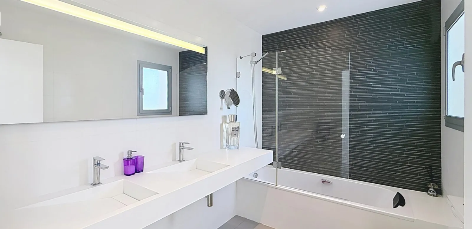 Villa moderna de lujo con vistas panorámicas al mar en zona residencial de Moraira