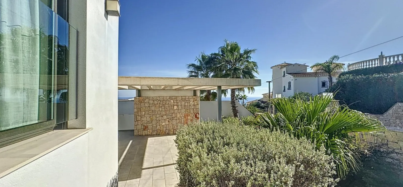 Villa moderna con vistas panorámicas al mar en zona residencial de Moraira