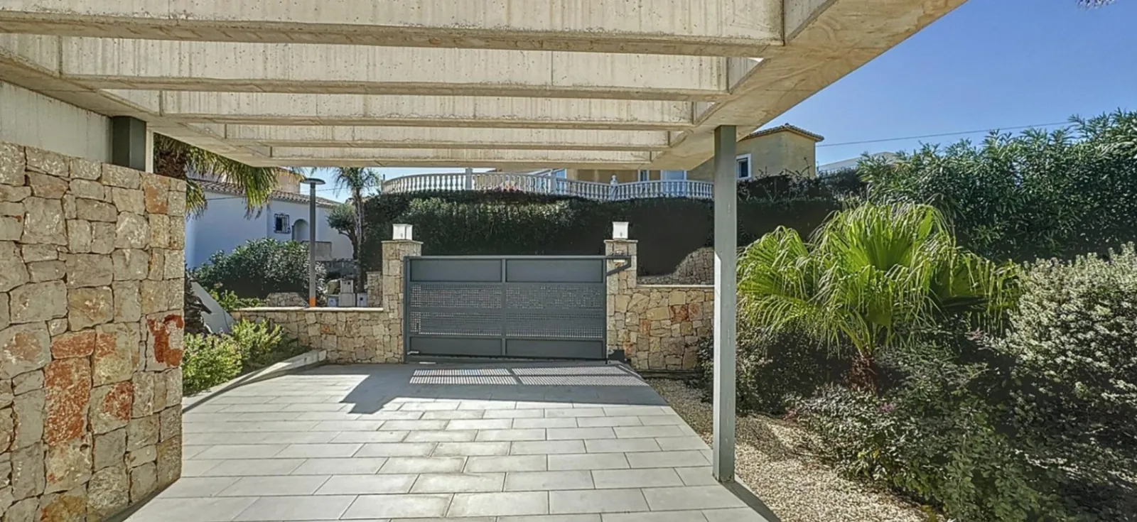 Villa moderna con vistas panorámicas al mar en zona residencial de Moraira
