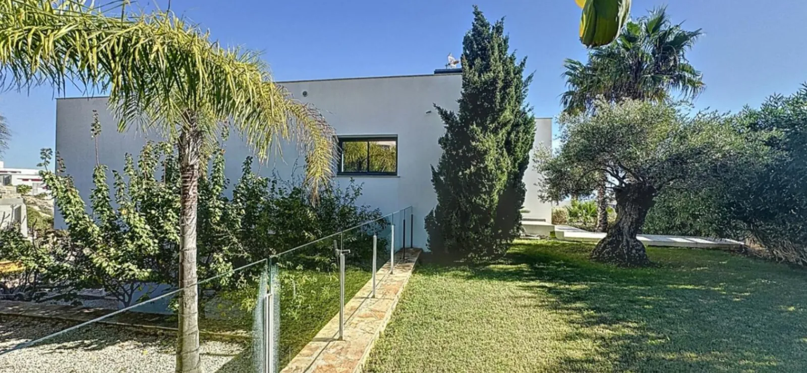 Villa moderna con vistas panorámicas al mar en zona residencial de Moraira