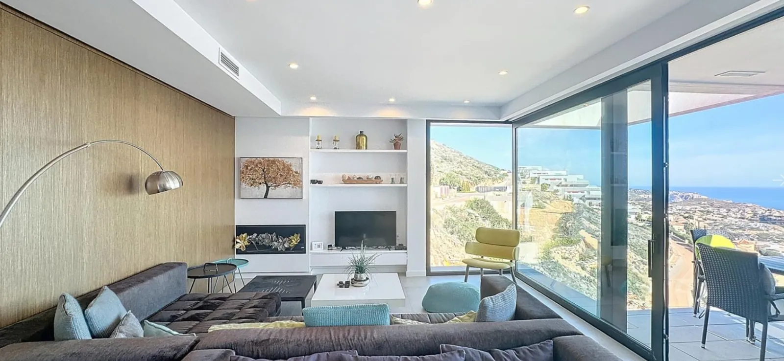 Villa moderna con vistas panorámicas al mar en zona residencial de Moraira