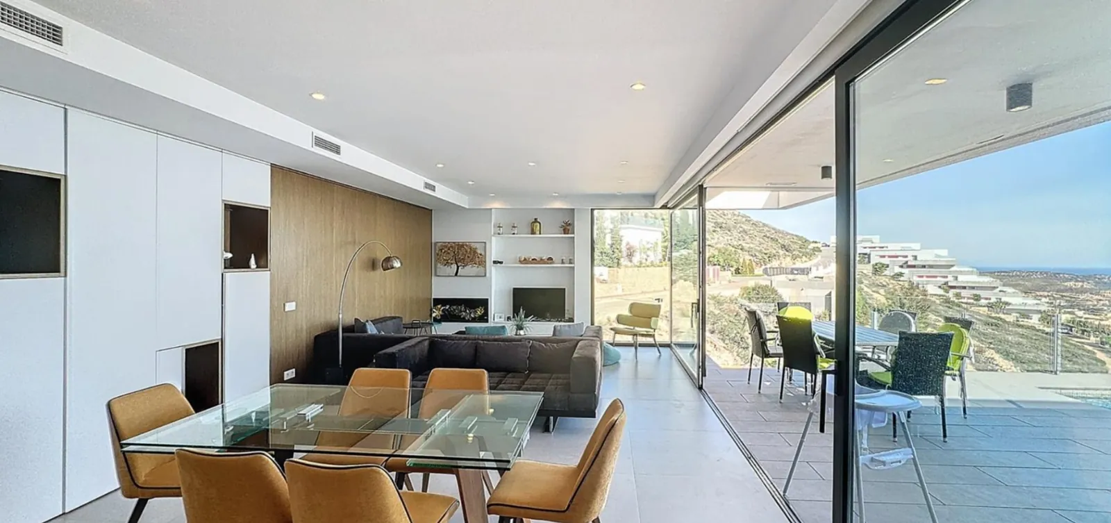 Villa moderna con vistas panorámicas al mar en zona residencial de Moraira