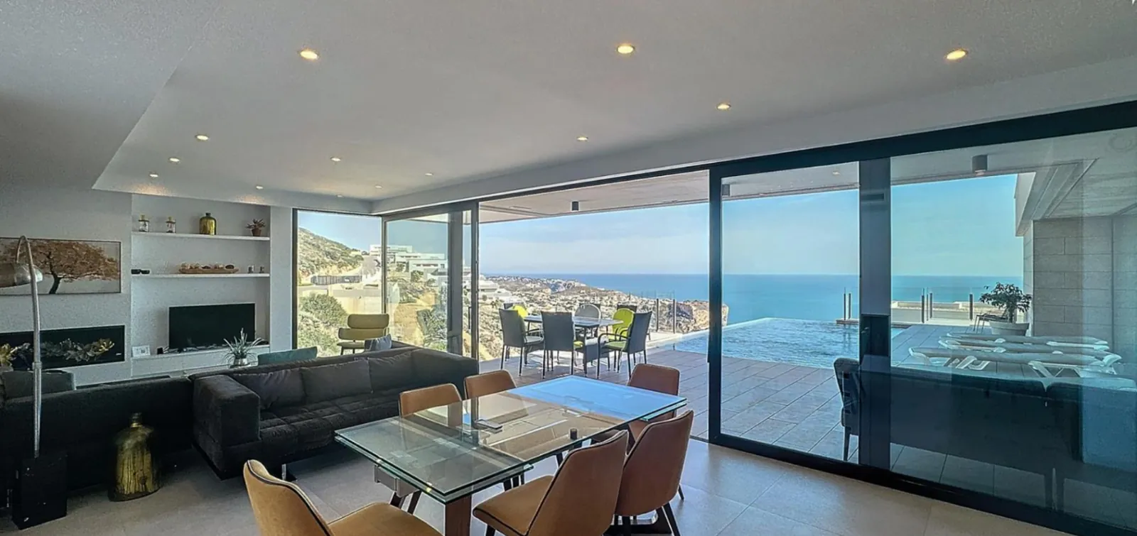 Villa moderna con vistas panorámicas al mar en zona residencial de Moraira