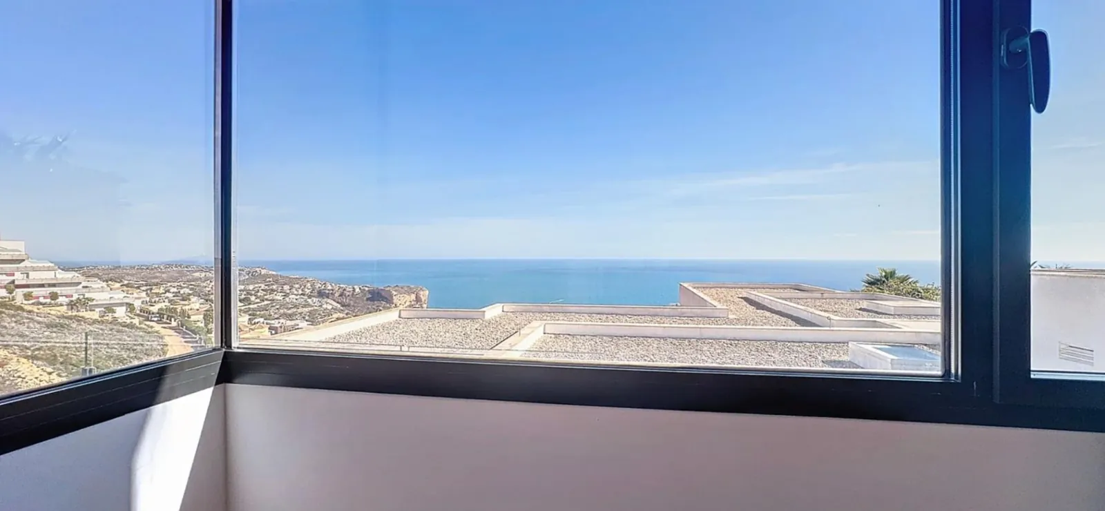 Villa moderna con vistas panorámicas al mar en zona residencial de Moraira