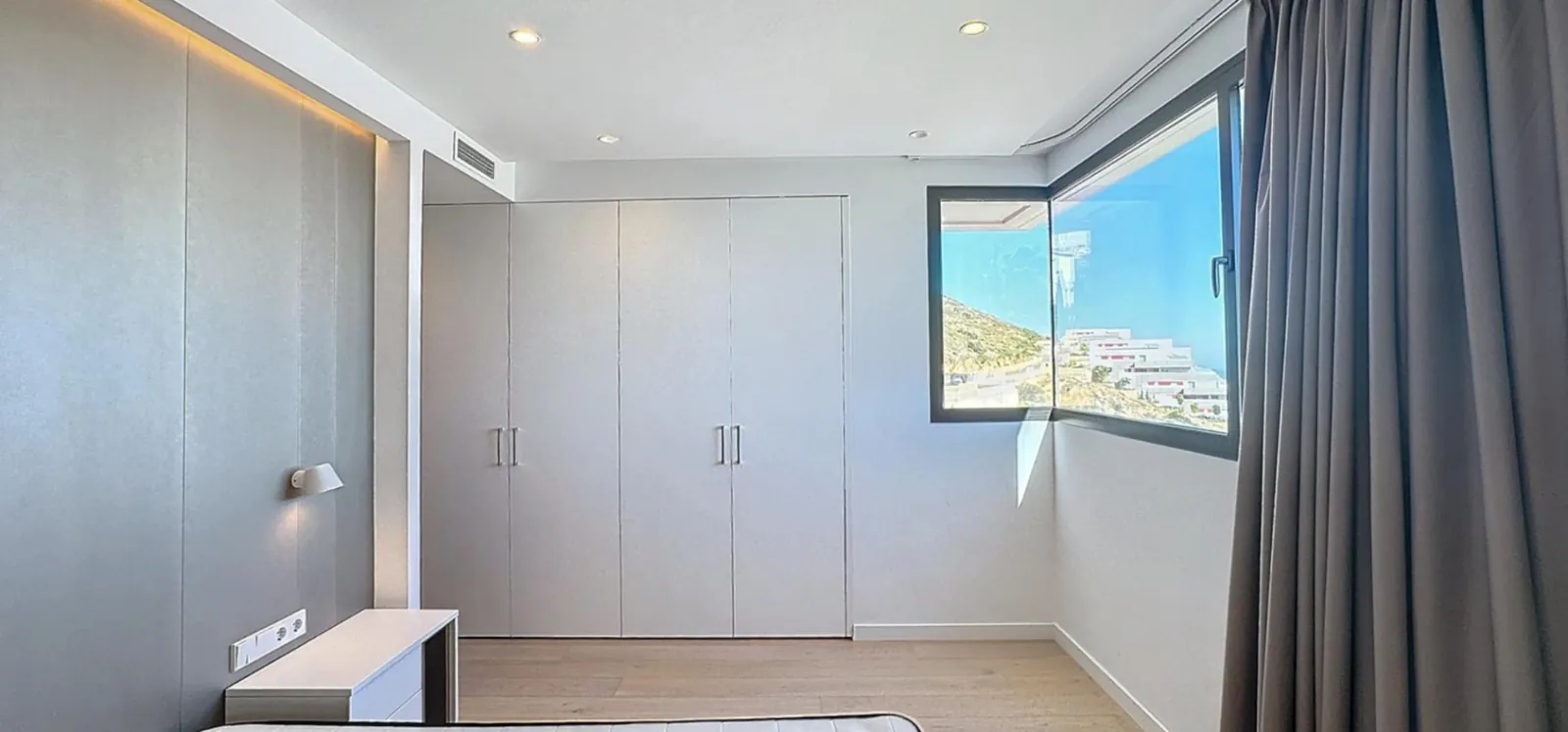 Villa moderna con vistas panorámicas al mar en zona residencial de Moraira