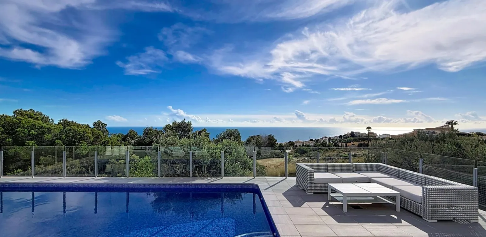 Villa moderna de lujo con vistas panorámicas al mar en zona residencial de Moraira