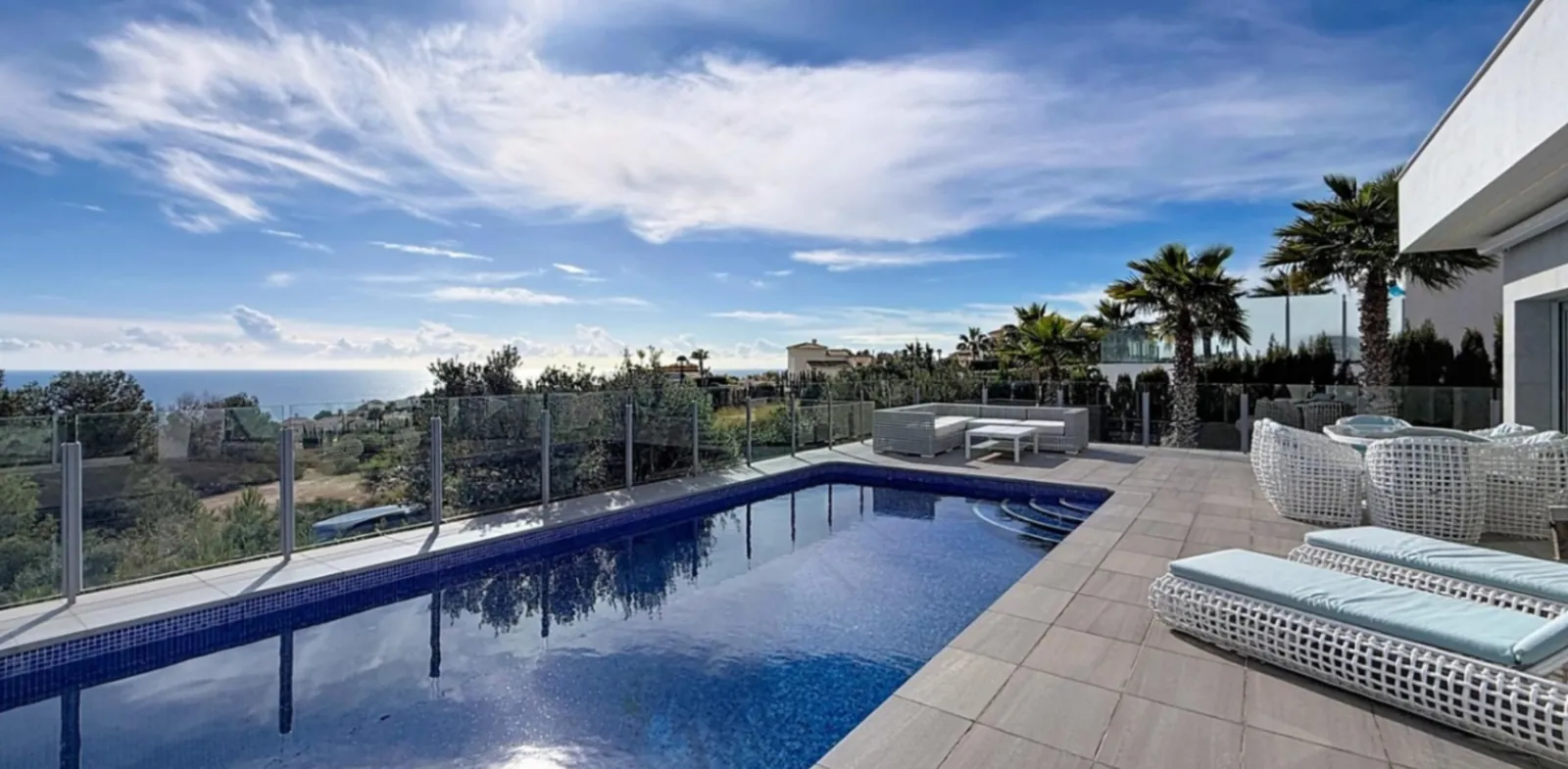 Villa moderna de lujo con vistas panorámicas al mar en zona residencial de Moraira