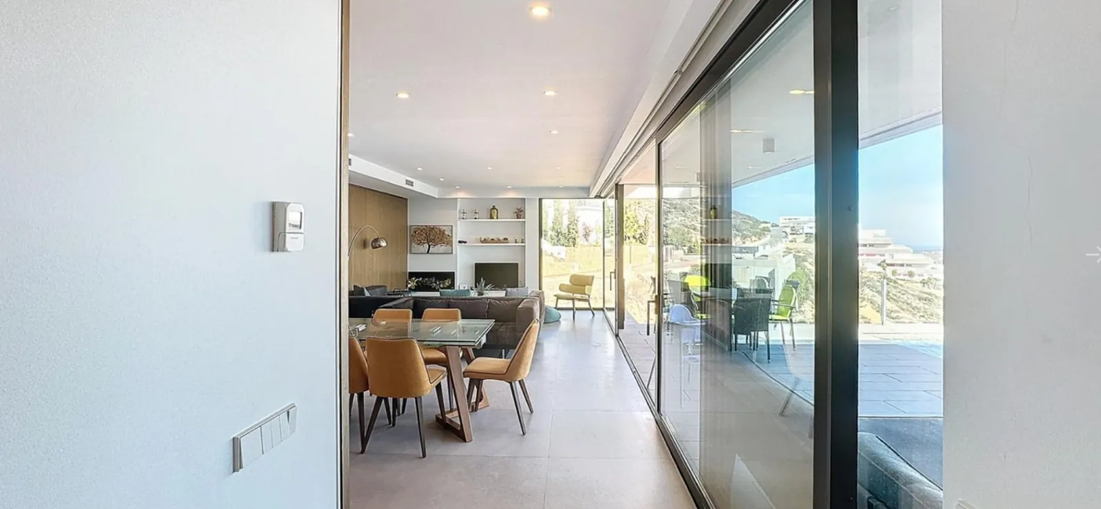 Villa moderna con vistas panorámicas al mar en zona residencial de Moraira