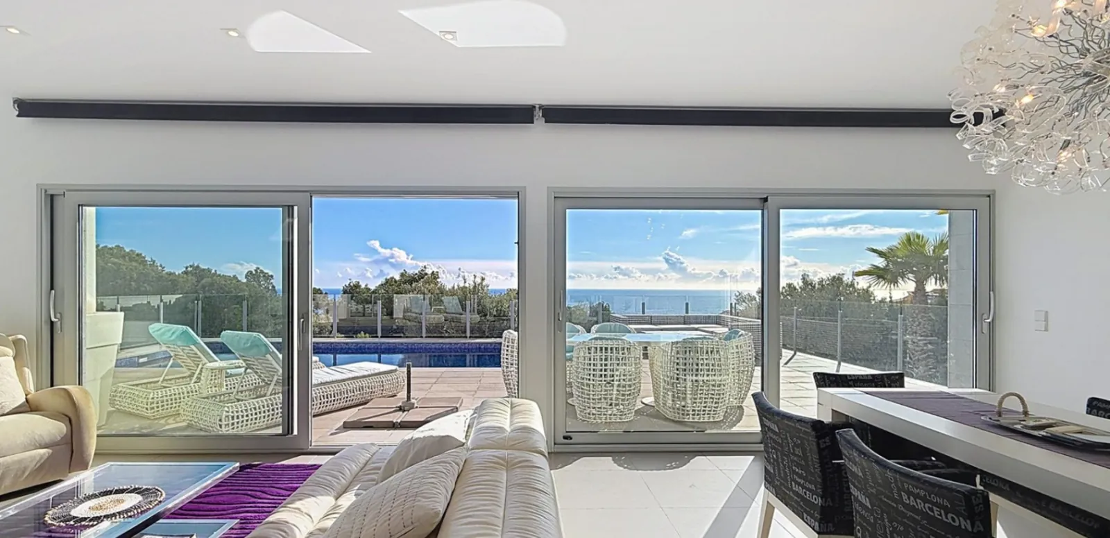 Villa moderna de lujo con vistas panorámicas al mar en zona residencial de Moraira