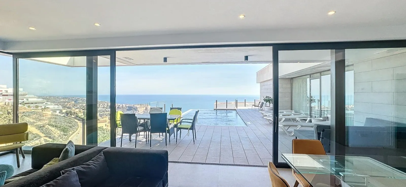 Villa moderna con vistas panorámicas al mar en zona residencial de Moraira