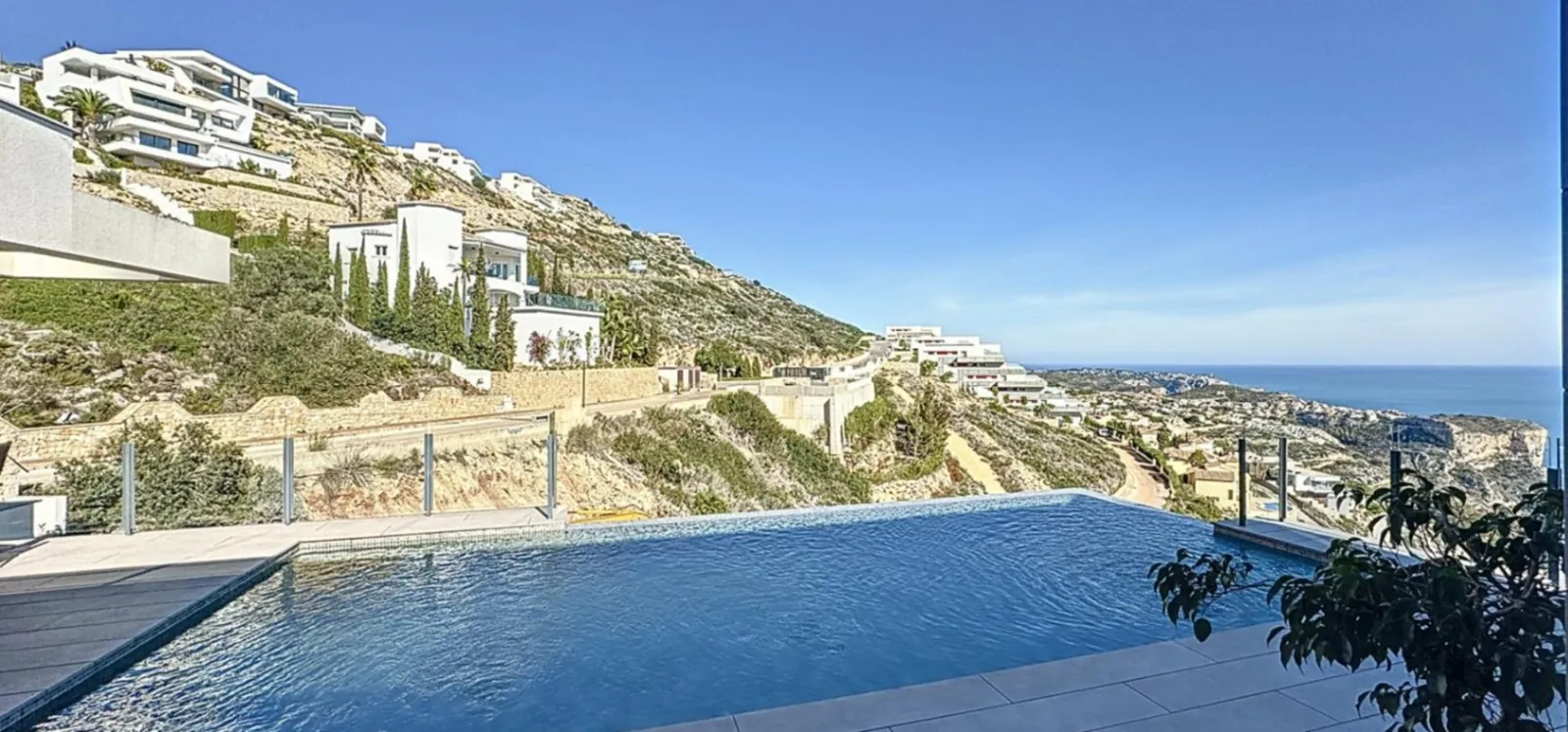 Villa moderna con vistas panorámicas al mar en zona residencial de Moraira