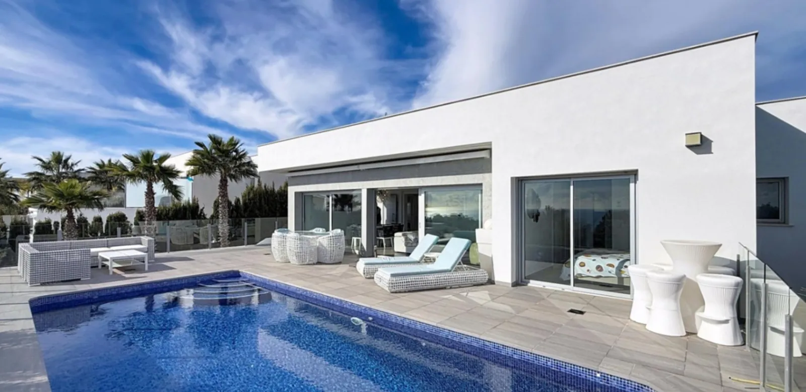 Villa moderna de lujo con vistas panorámicas al mar en zona residencial de Moraira