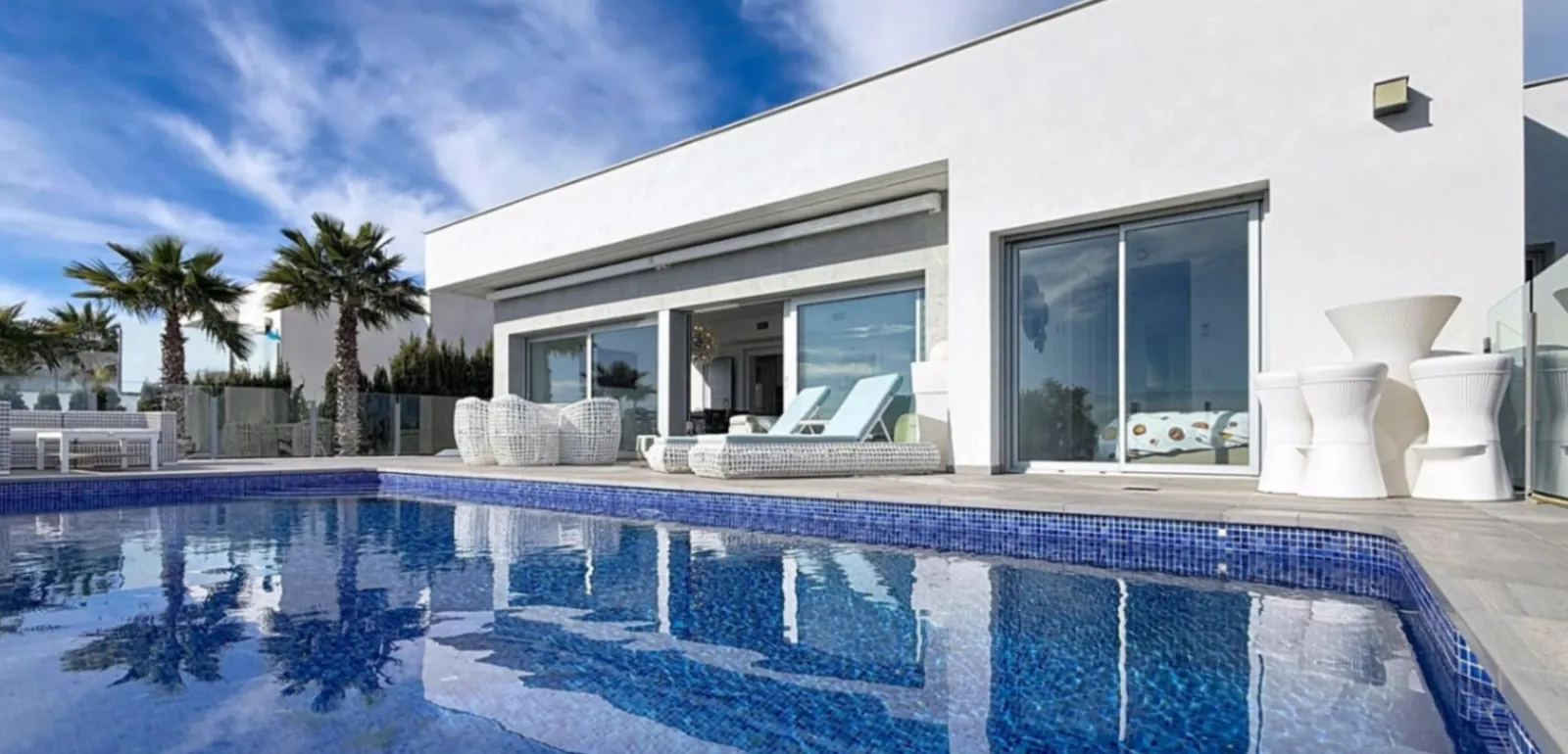 Villa moderna de lujo con vistas panorámicas al mar en zona residencial de Moraira