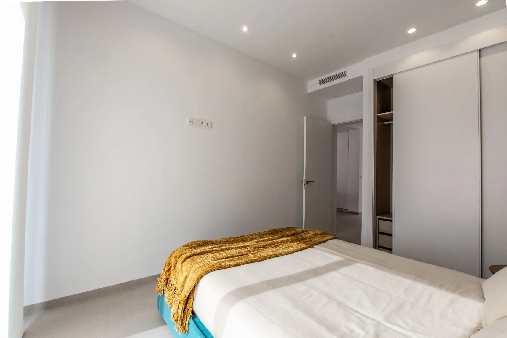 Ático de 3 dormitorios con solárium privado y vistas panorámicas al mar en Finestrat Benidorm