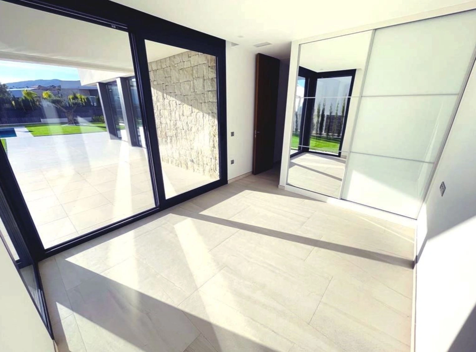 Exclusieve moderne villa met uitzicht op zee in Sierra Cortina Benidorm