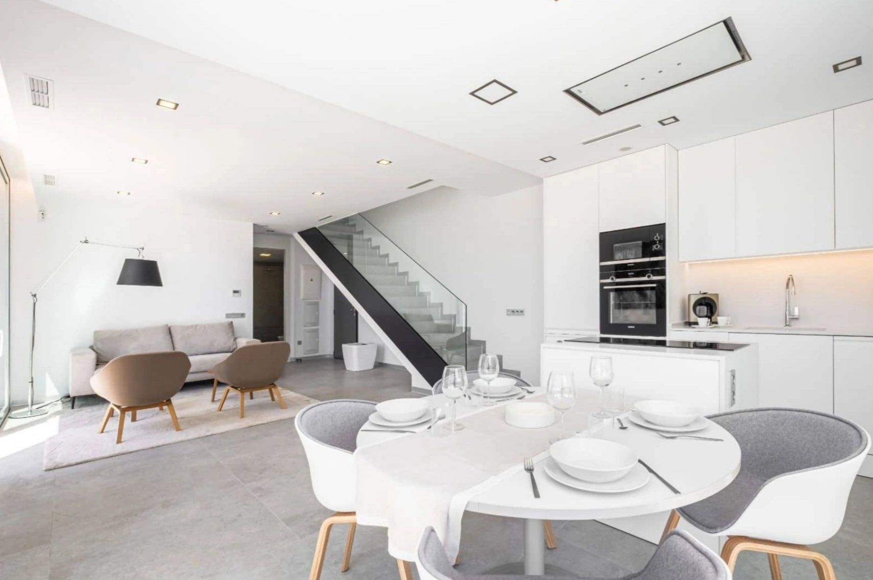 Moderne villa met zeezicht in Sierra Cortina Benidorm
